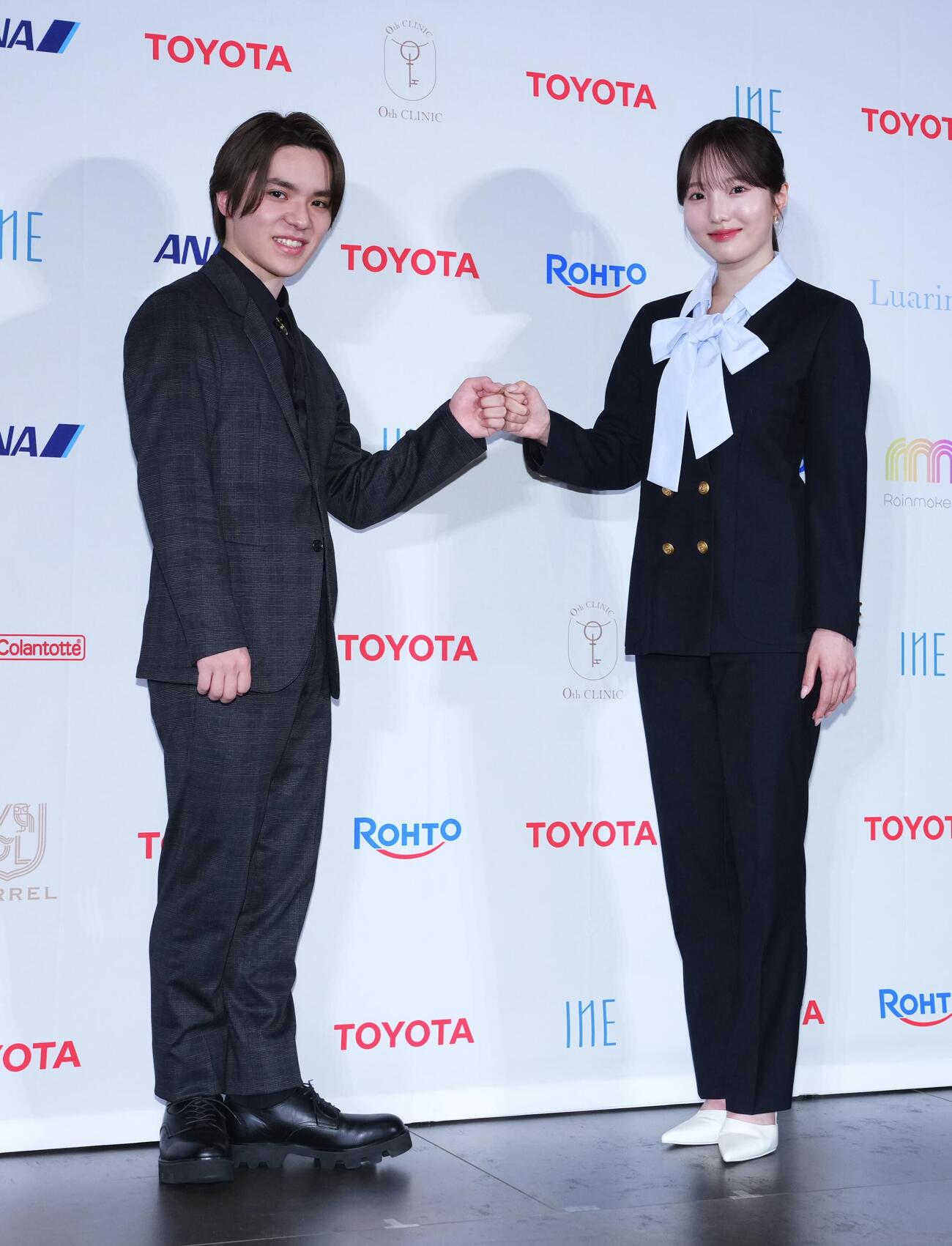 「アイスダンスチーム結成」記者会見　会見を終え写真に納まる本田真凜（右）と宇野昌磨（撮影・垰建太）