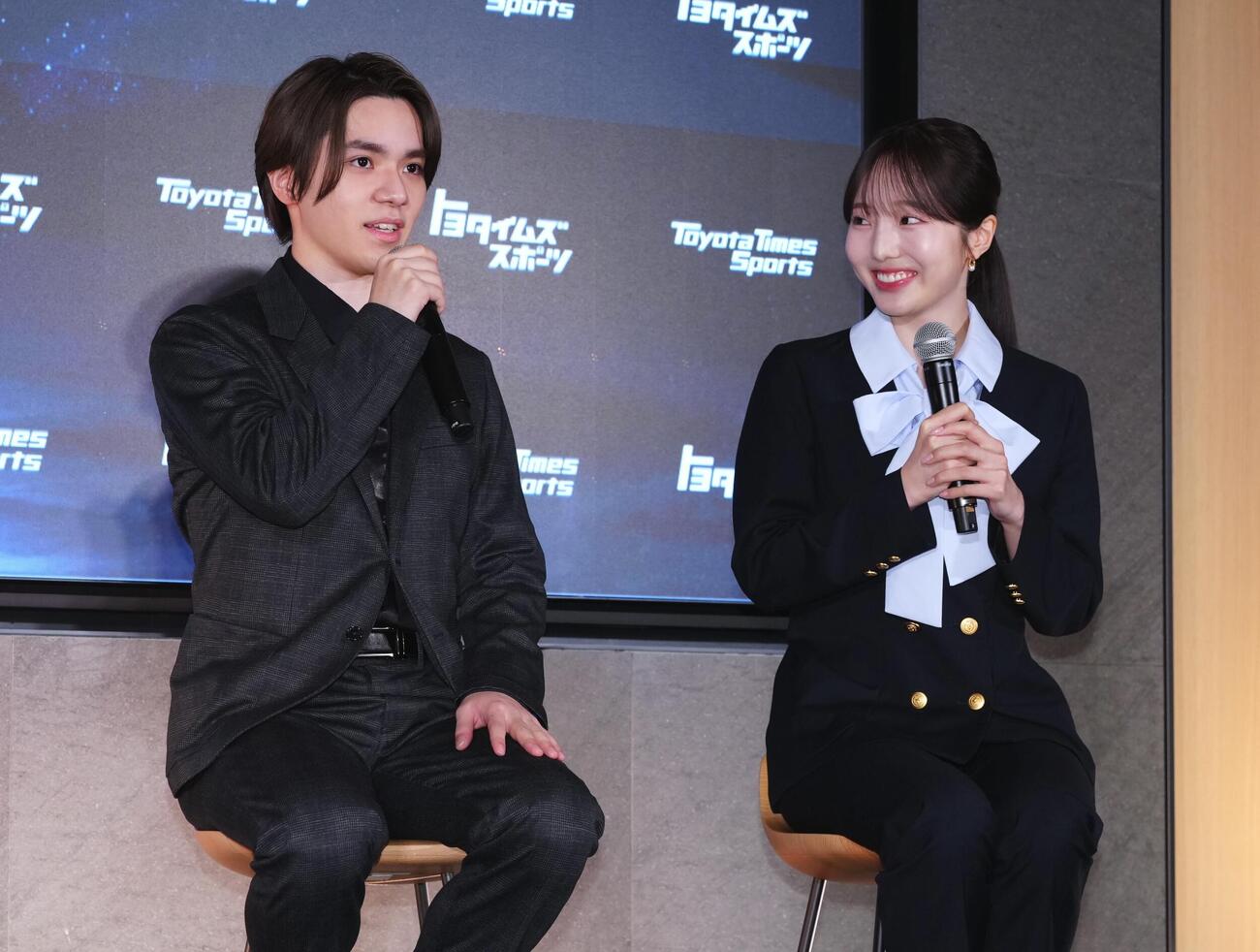 「アイスダンスチーム結成」記者会見　会見に臨む本田真凜（右）と宇野昌磨（撮影・垰建太）