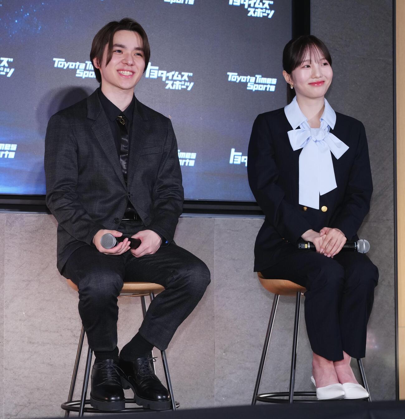 「アイスダンスチーム結成」記者会見　会見に笑顔で臨む本田真凜（右）と宇野昌磨（撮影・垰建太）