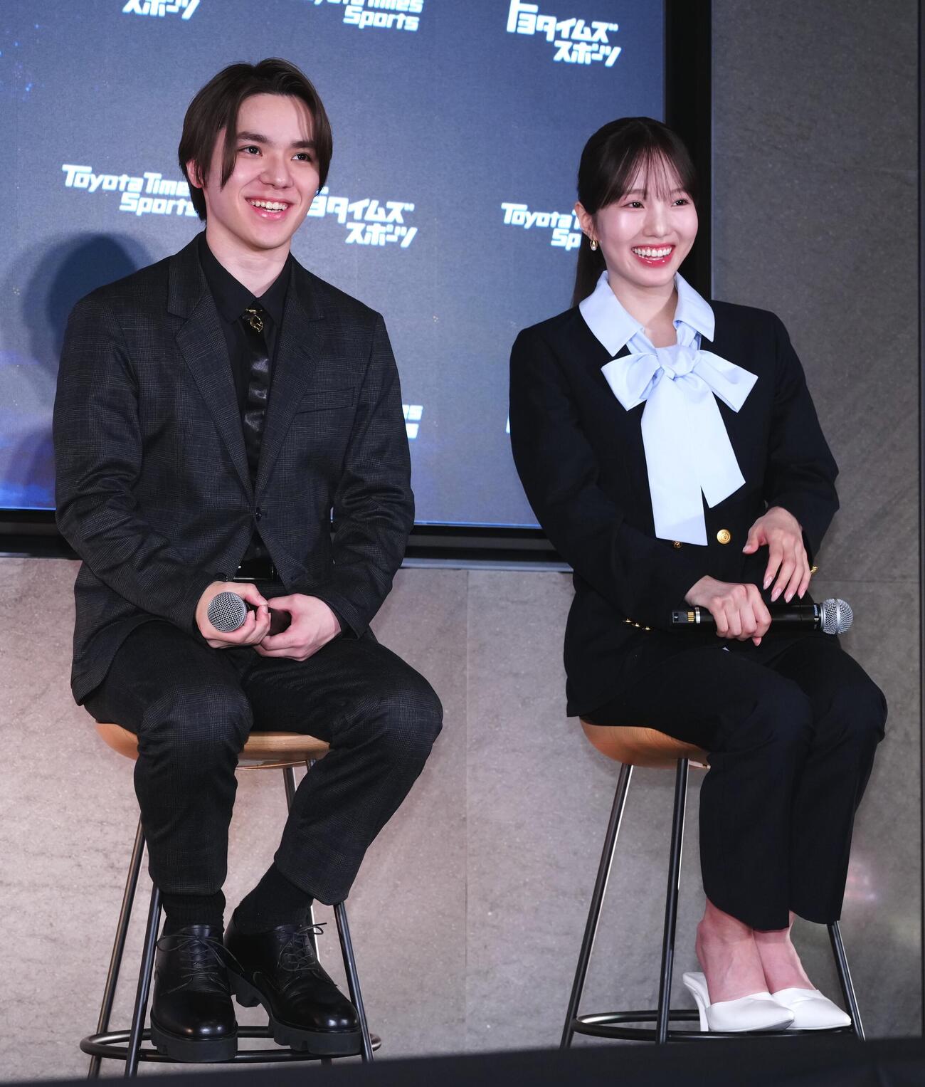 「アイスダンスチーム結成」記者会見　会見に笑顔で臨む本田真凜（右）と宇野昌磨（撮影・垰建太）