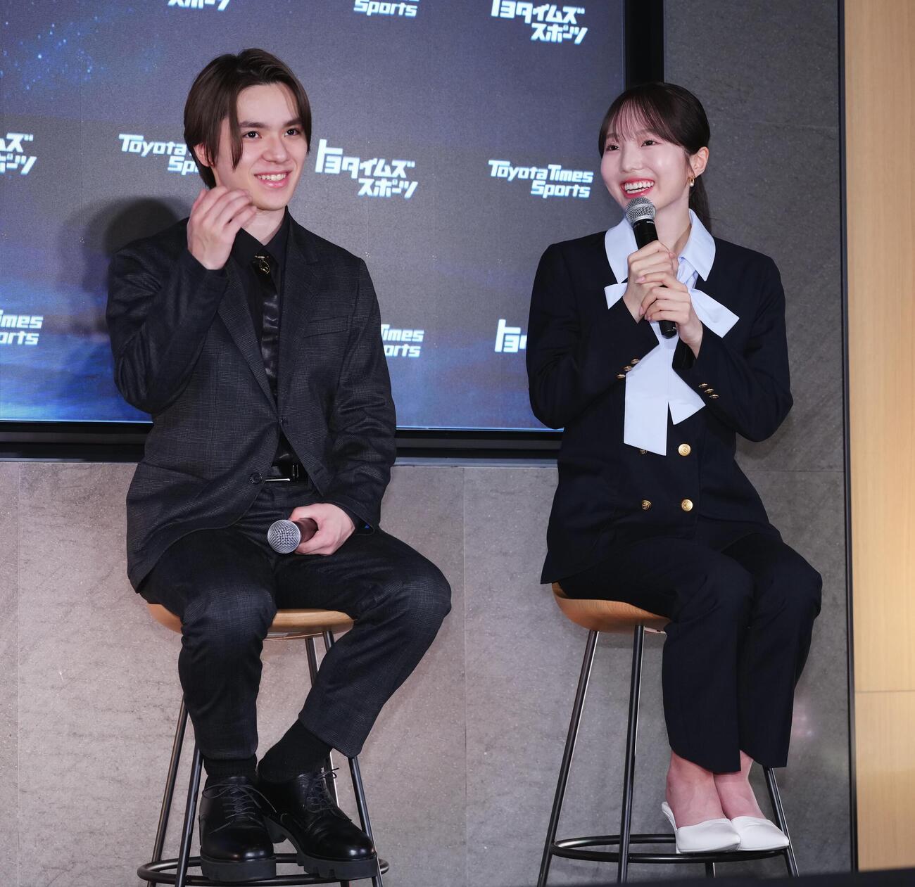 「アイスダンスチーム結成」記者会見　会見に臨む本田真凜（右）と宇野昌磨（撮影・垰建太）