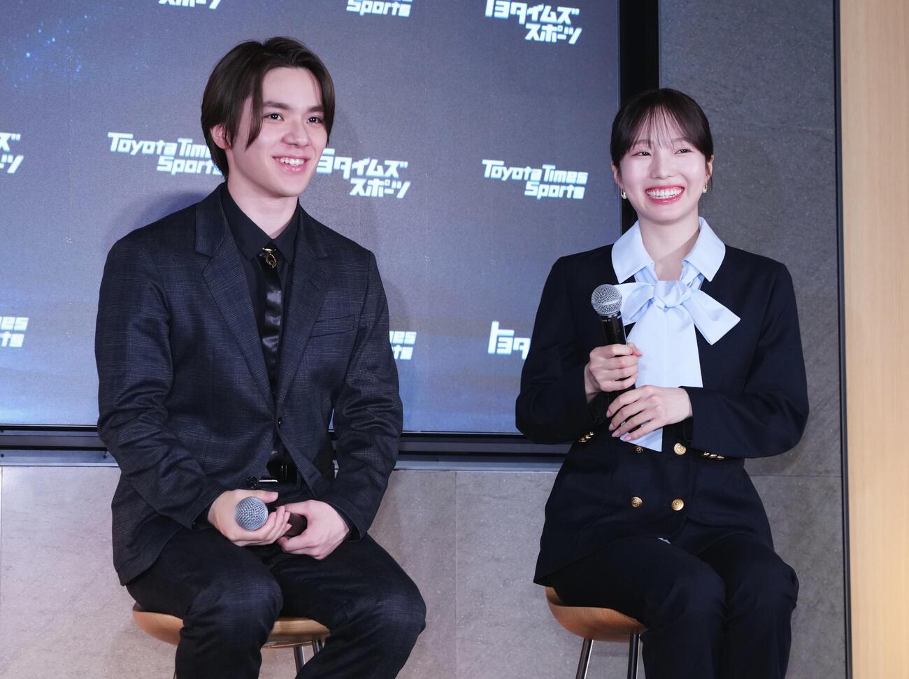 「アイスダンスチーム結成」記者会見　会見に笑顔で臨む本田真凜（右）と宇野昌磨（撮影・垰建太）