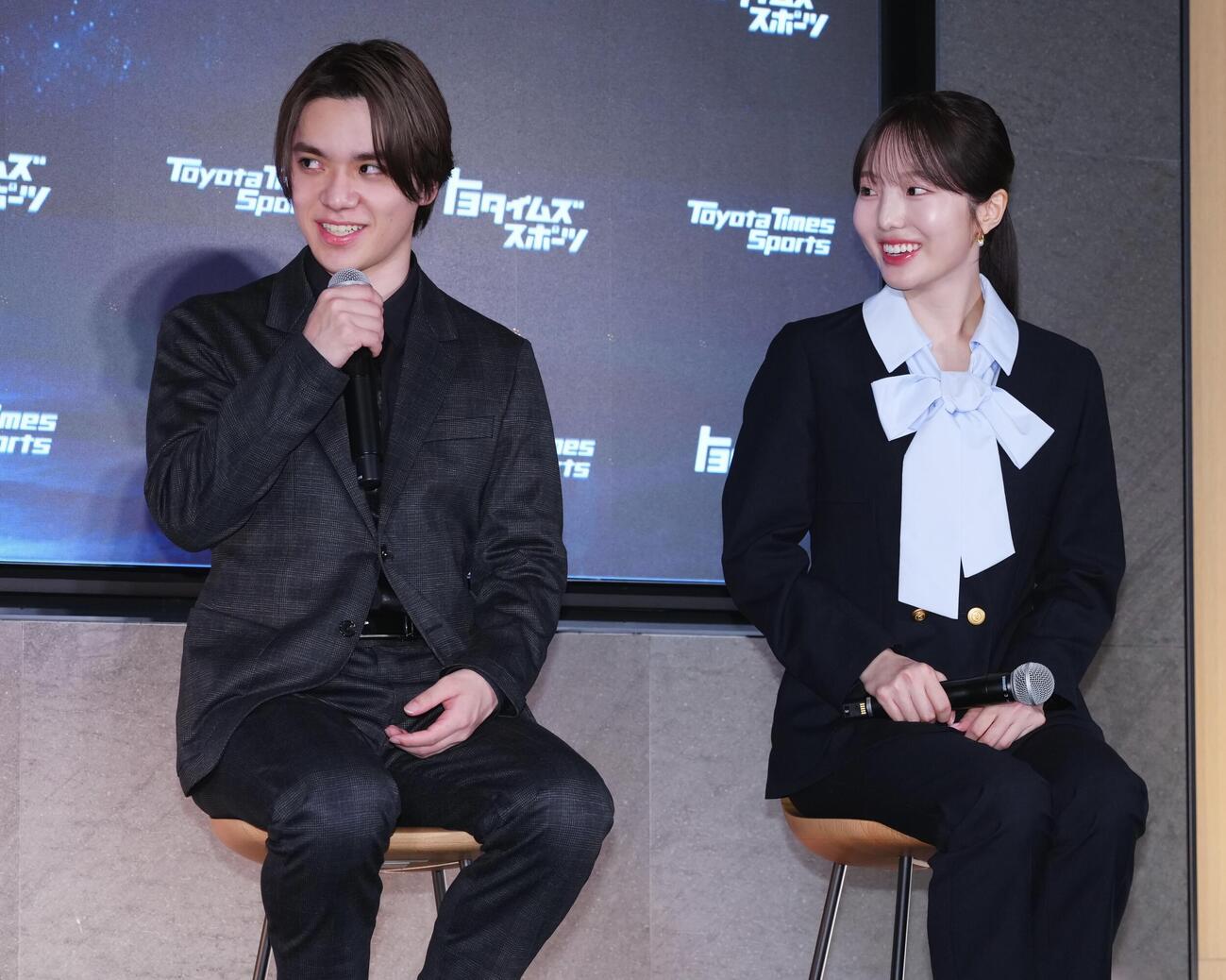 「アイスダンスチーム結成」記者会見　会見に笑顔で臨む本田真凜（右）と宇野昌磨（撮影・垰建太）