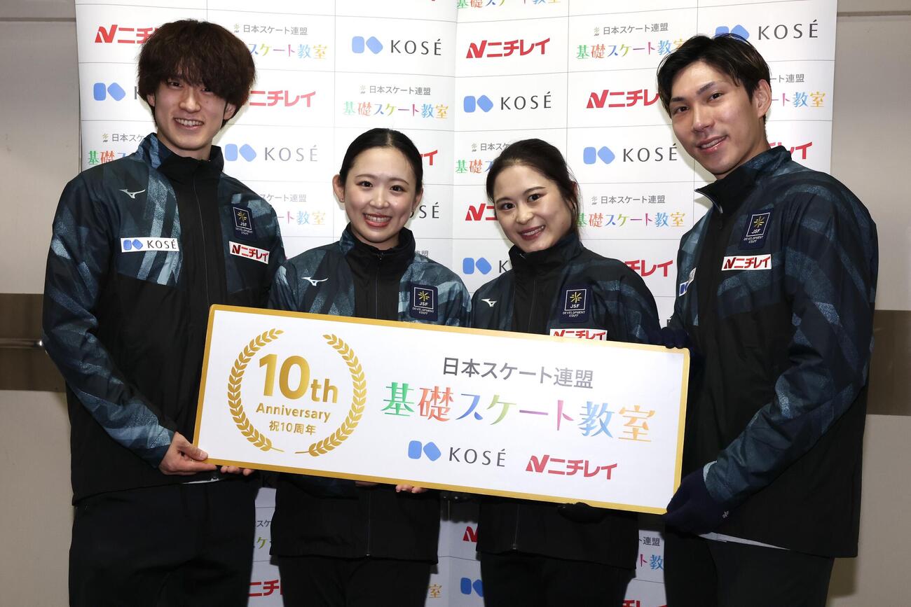 スケート教室を行った、左から山本草太、青木祐奈、宮原知子さん、田中刑事さん（撮影・宮地輝）＝2026年5月23日