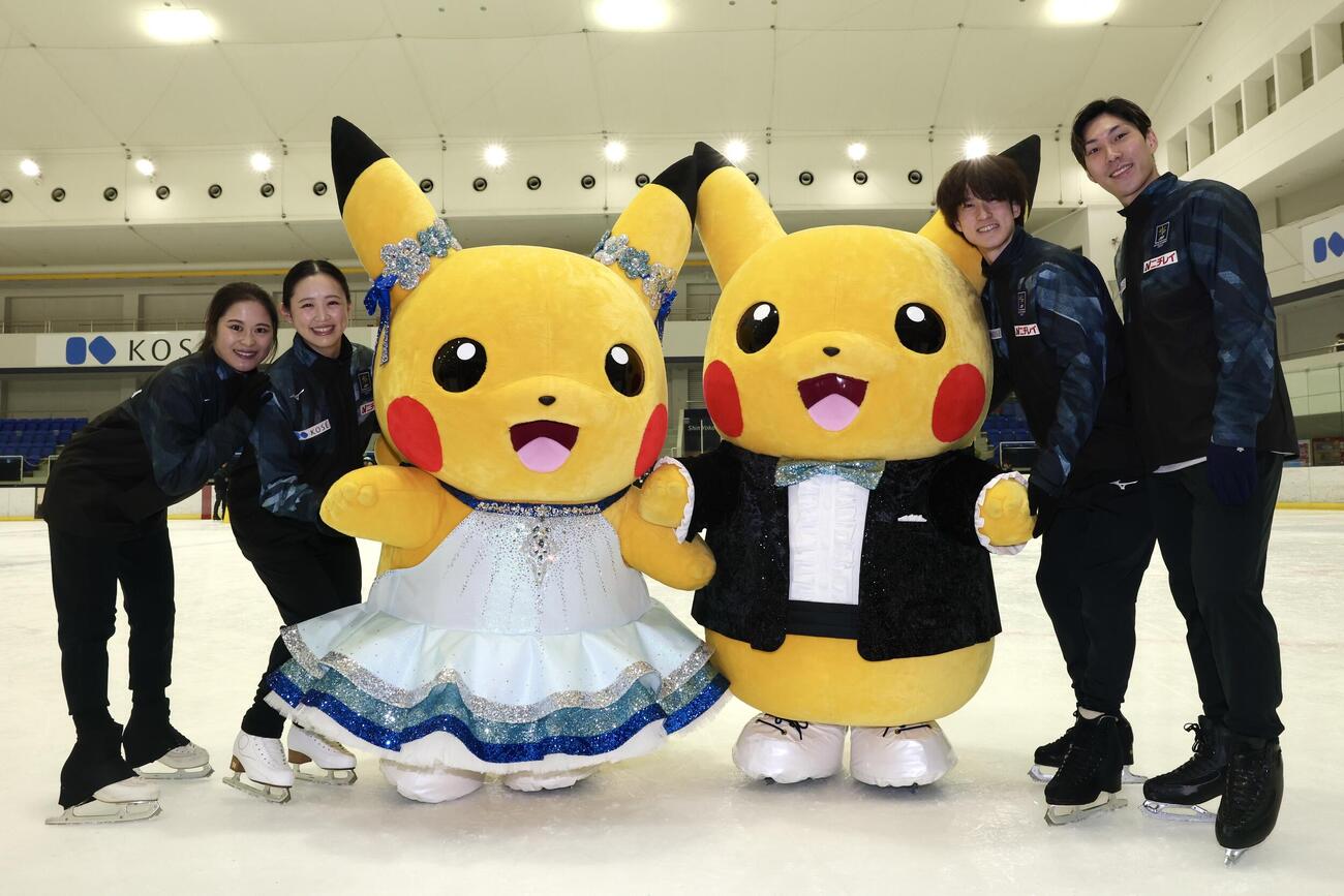 スケート教室を行いピカチュウと記念撮影する、左から宮原知子さん、青木祐奈、山本草太、田中刑事さん（撮影・宮地輝）（C）2026 Pokémon.（C）1995－2026 Nintendo／Creatures Inc.／GAME FREAK inc.
