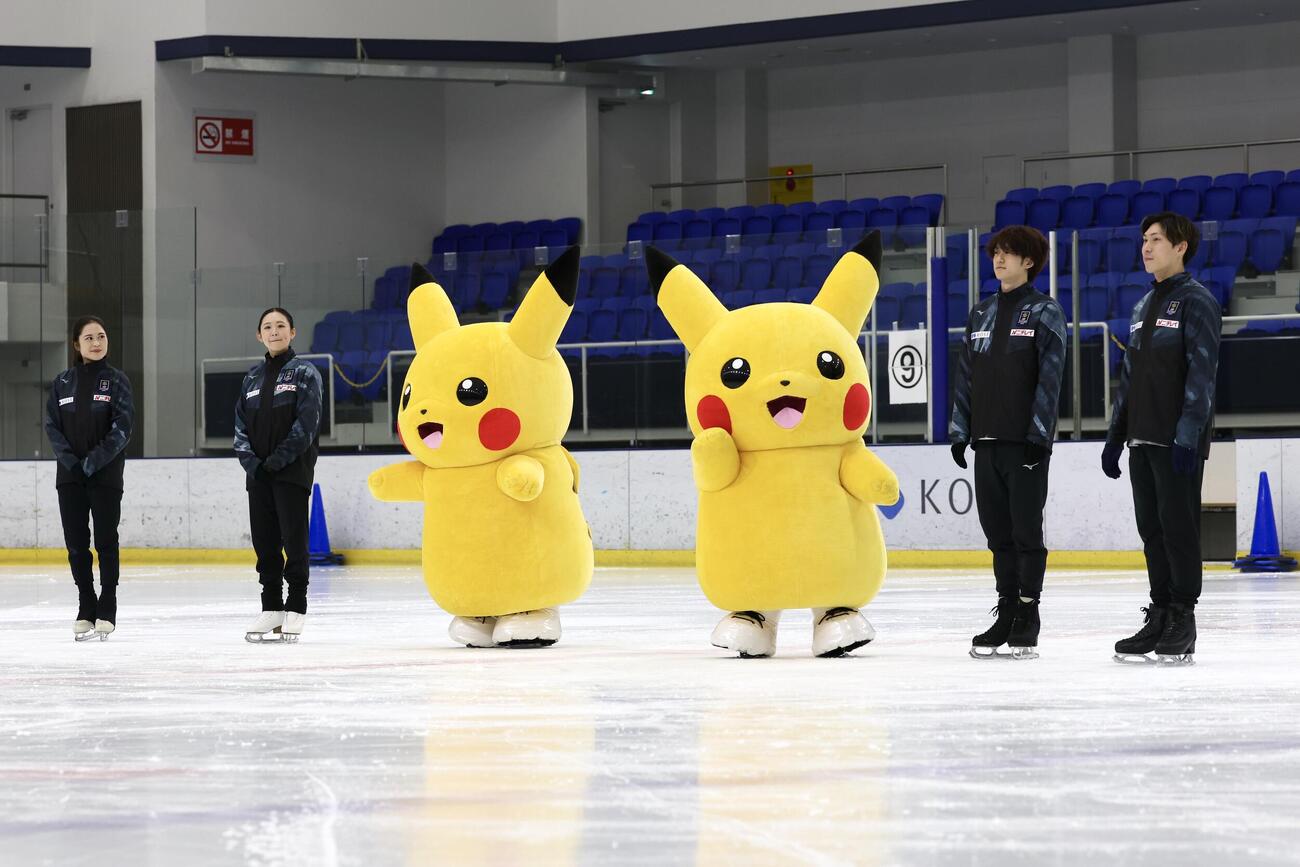スケート教室にピカチュウと登場した、左から宮原知子さん、青木祐奈、山本草太、田中刑事さん（撮影・宮地輝）＝2026年5月23日（C）2026 Pokémon.（C）1995－2026 Nintendo／Creatures Inc.／GAME FREAK inc.