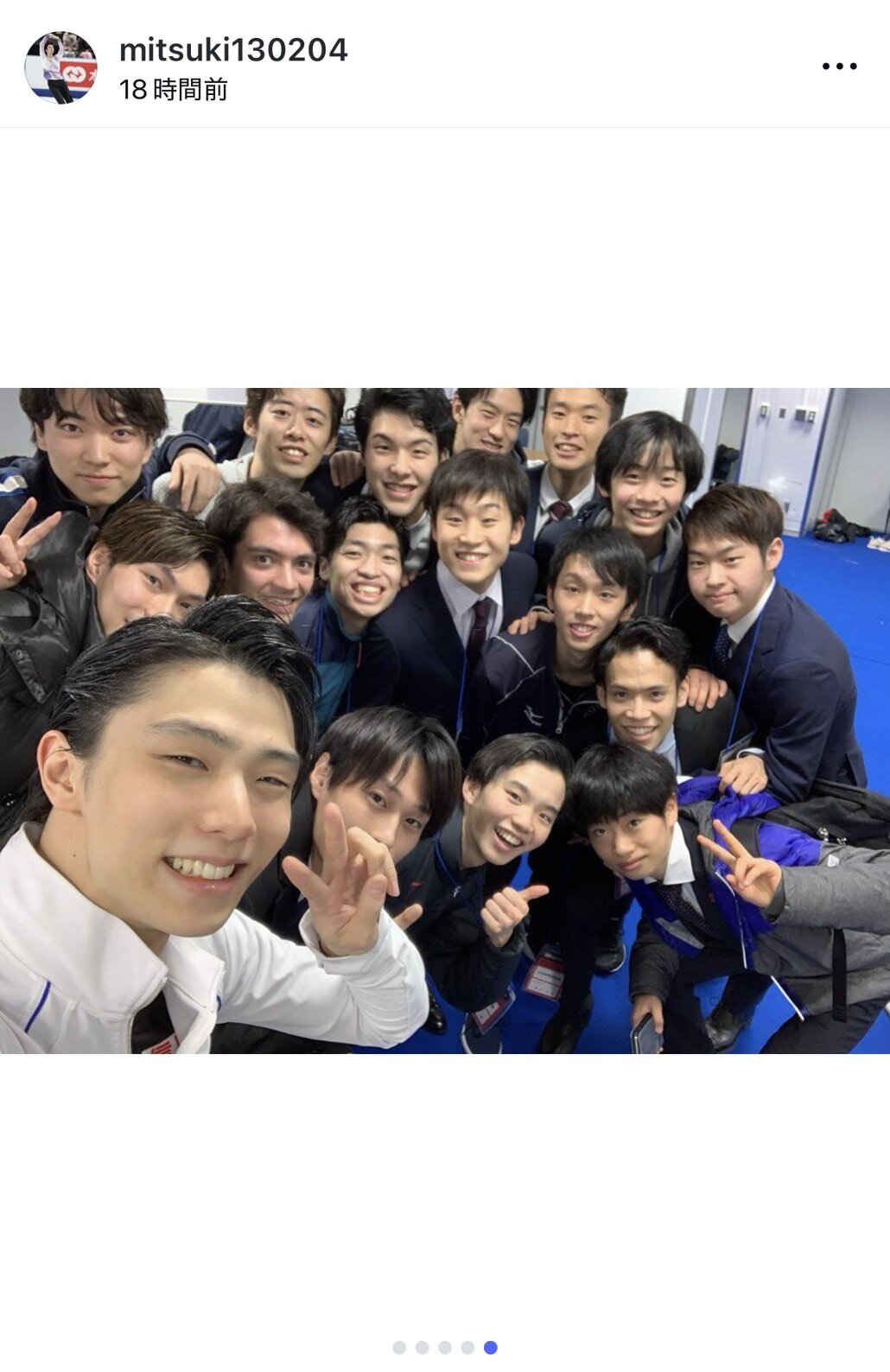 インスタグラムで羽生結弦さん（手前）らとの集合写真を投稿した須本光希さん