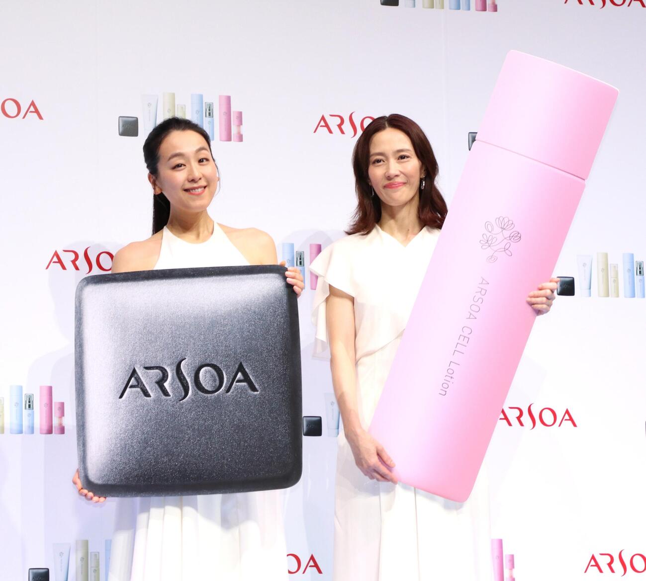 「アルソア」ブランドリニューアル＆新製品発表会　パネルを持ち笑顔の浅田真央さん（左）と木村佳乃（撮影・会田京叶）