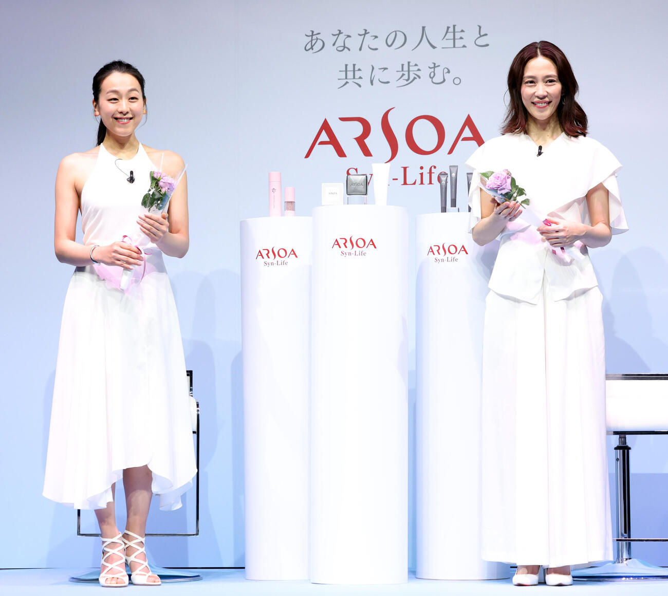 アルソアのリニューアル＆新製品発表会見でブルーローズを手に笑顔の浅田真央さん（左）と木村佳乃（撮影・浅見桂子）＝2026年5月27日