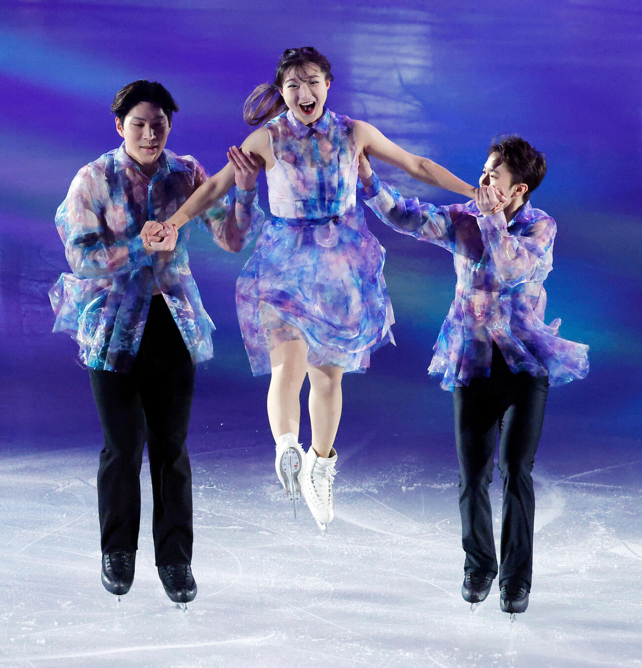 ファンタジー・オン・アイス2026　田中刑事（左）と友野一希（右）にリフトされる坂本花織（中央）（撮影・山本朝陽）