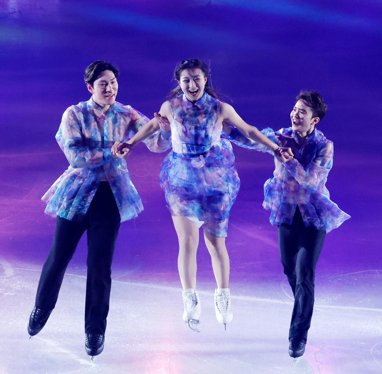 ファンタジー・オン・アイス2026　田中刑事（左）と友野一希（右）にリフトされる坂本花織（中央）（撮影・山本朝陽）