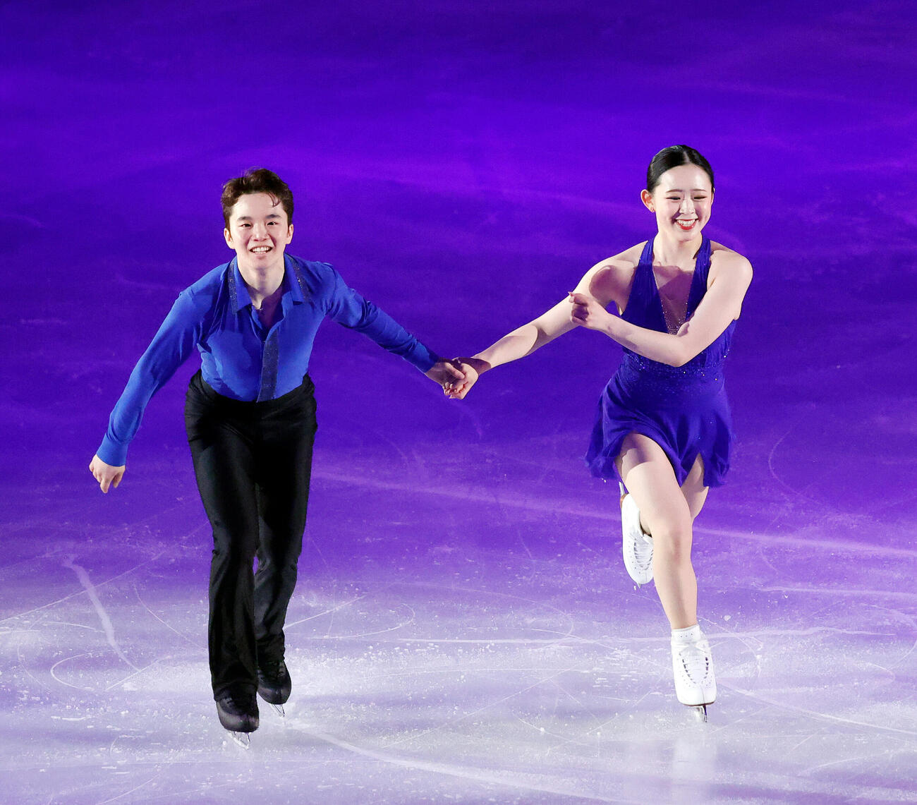 ファンタジー・オン・アイス2026　演技する青木祐奈（右）と友野一希（撮影・山本朝陽）