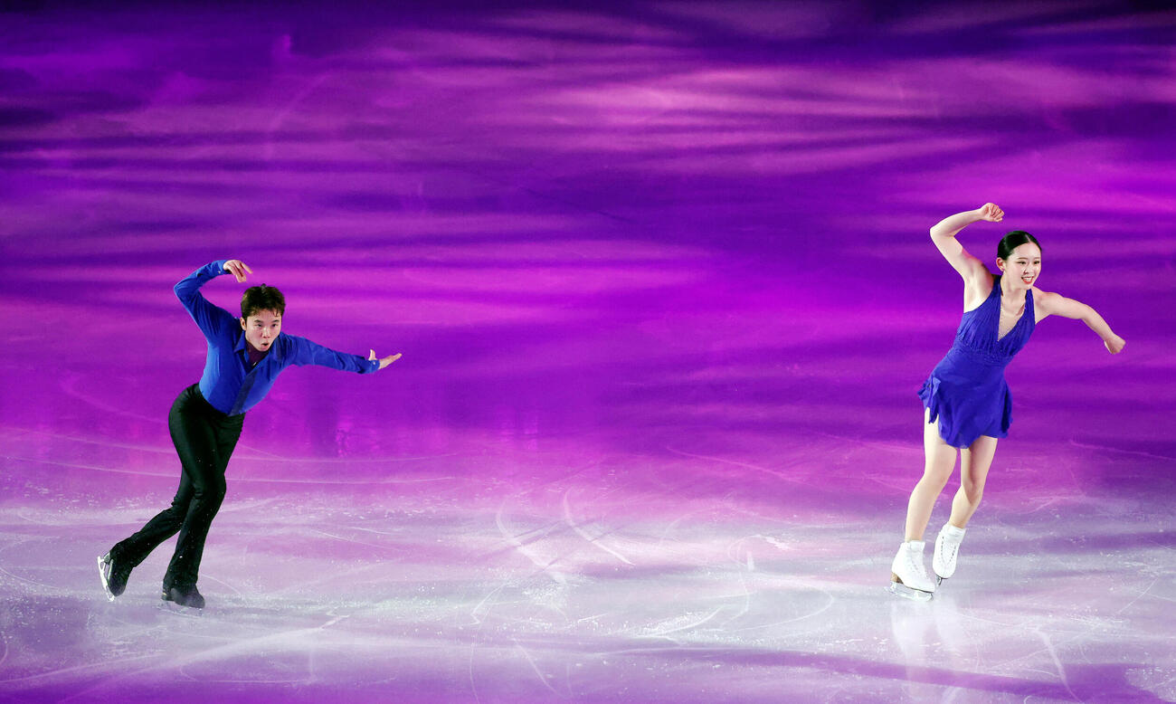 ファンタジー・オン・アイス2026　演技する青木祐奈（右）と友野一希（撮影・山本朝陽）＝2026年5月30日