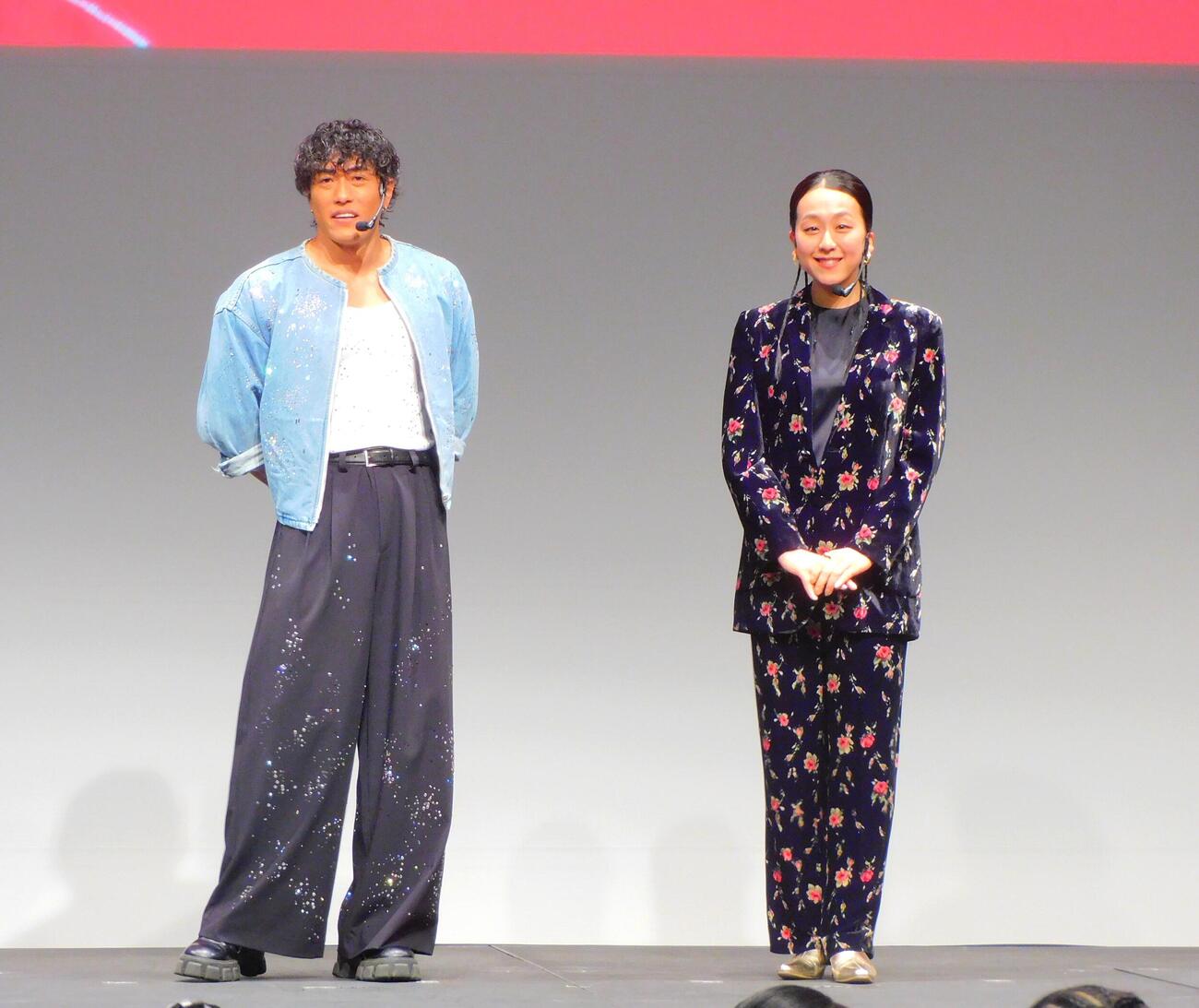 映画「Michael／マイケル」スペシャルキッズダンスセッションに登壇した中務裕太（左）と浅田真央（右）