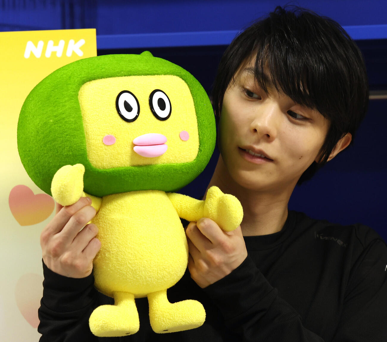 やっぺぇを見詰める羽生結弦さん（撮影・水谷安孝）