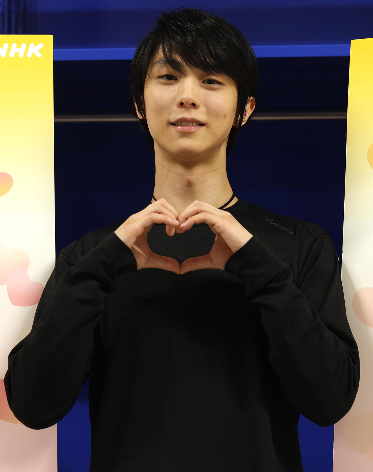 手でハートを作り笑顔を見せる羽生結弦さん（撮影・水谷安孝）