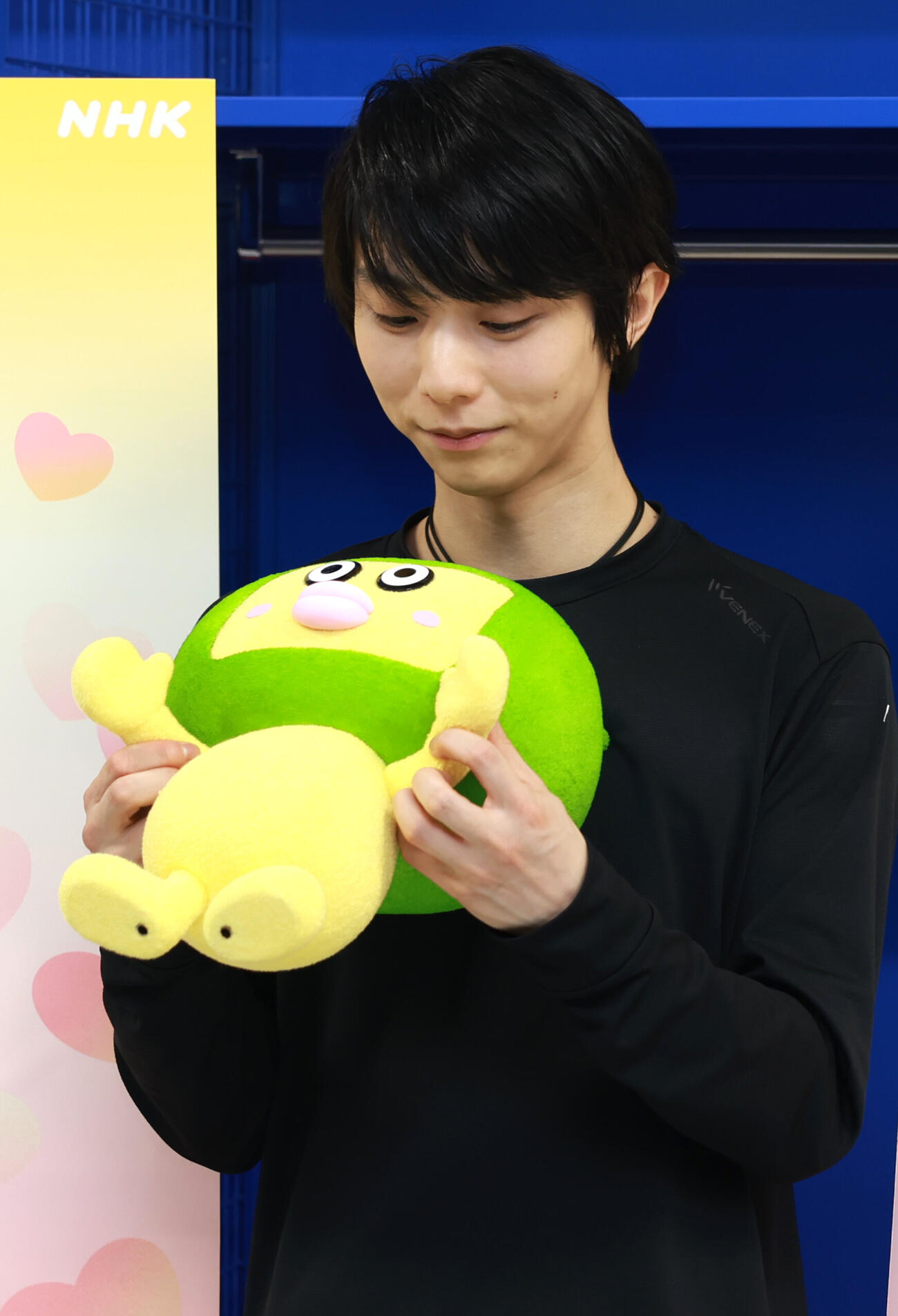 やっぺぇを見詰める羽生結弦さん（撮影・水谷安孝）