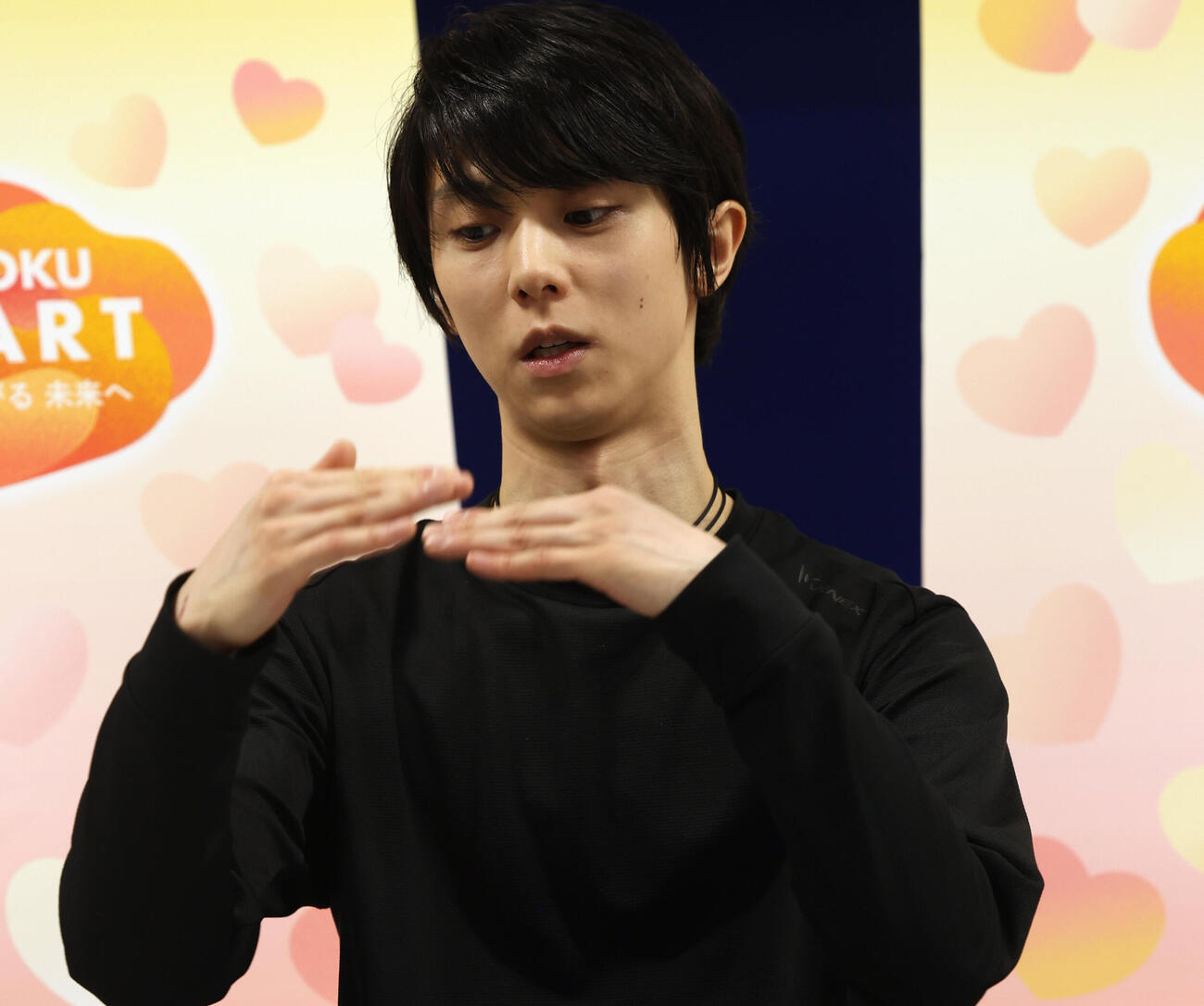 震災について真剣な表情で語る羽生結弦さん（撮影・水谷安孝）