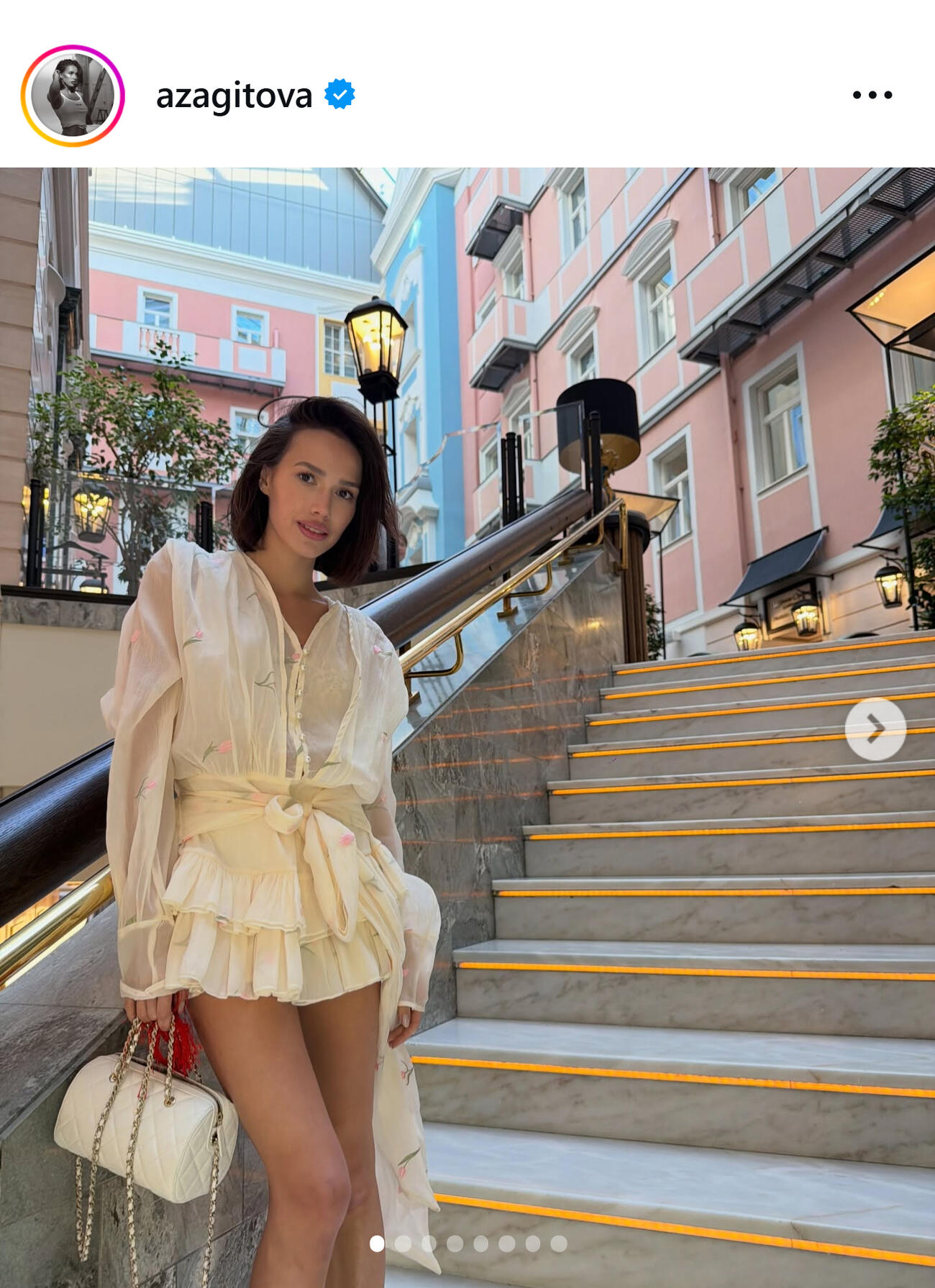 大胆なミニスカ姿のザギトワ（ザギトワのインスタグラムから）