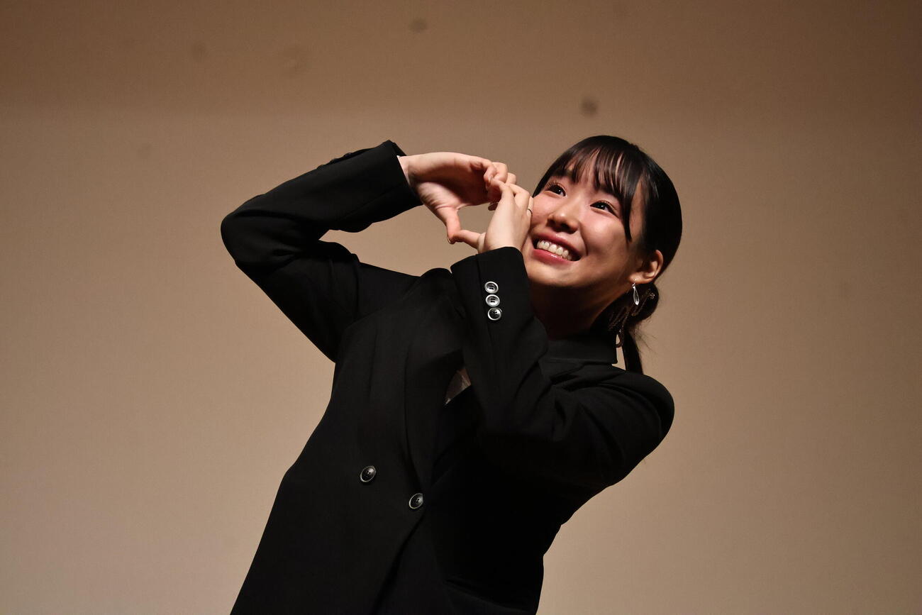 顔の横でハートマークを作る三原舞依さん（撮影・竹本穂乃加）
