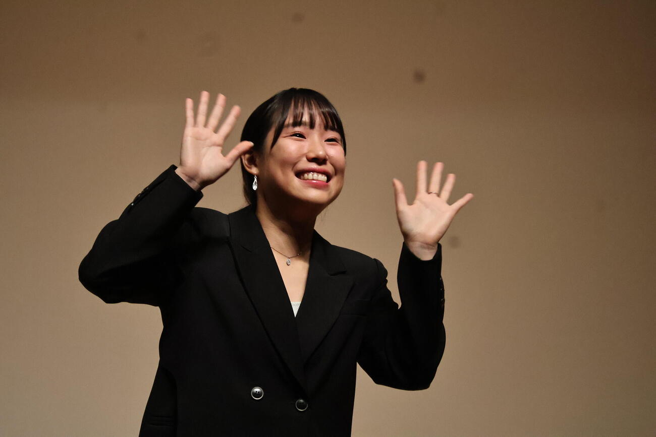 観客に手を振る三原舞依さん（撮影・竹本穂乃加）
