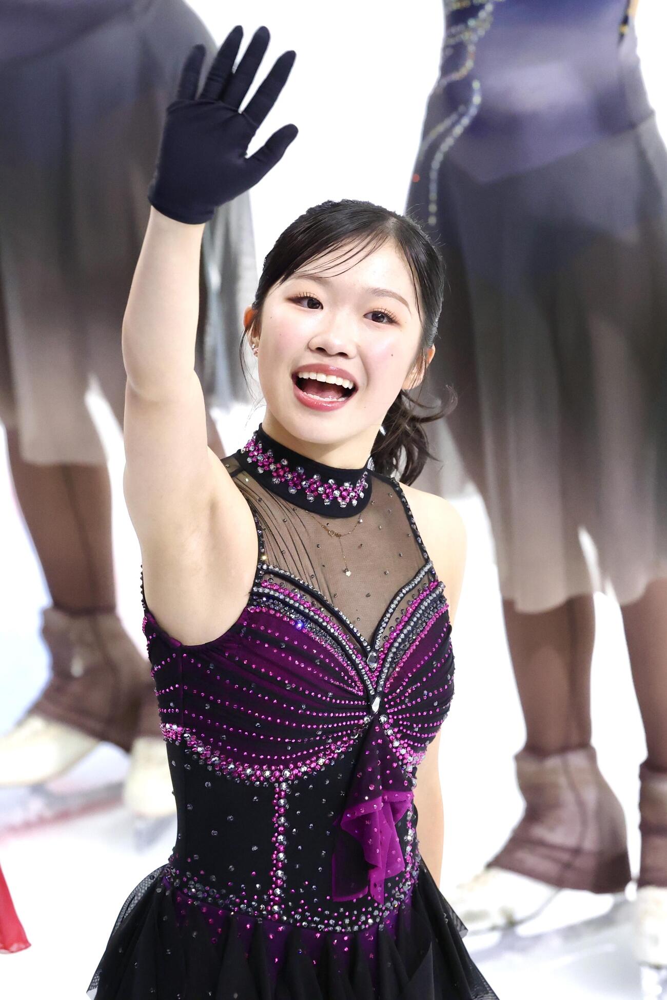「ドリーム・オン・アイス2026」で笑顔で手を振る中井亜美（撮影・宮地輝）