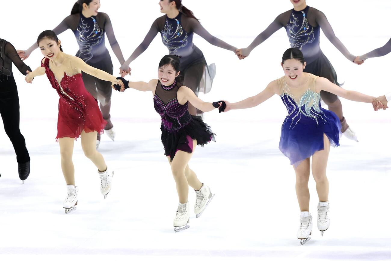 「ドリーム・オン・アイス2026」で笑顔で手をつなぐ千葉百音（左）、中井亜美（中央）、青木祐奈（撮影・宮地輝）