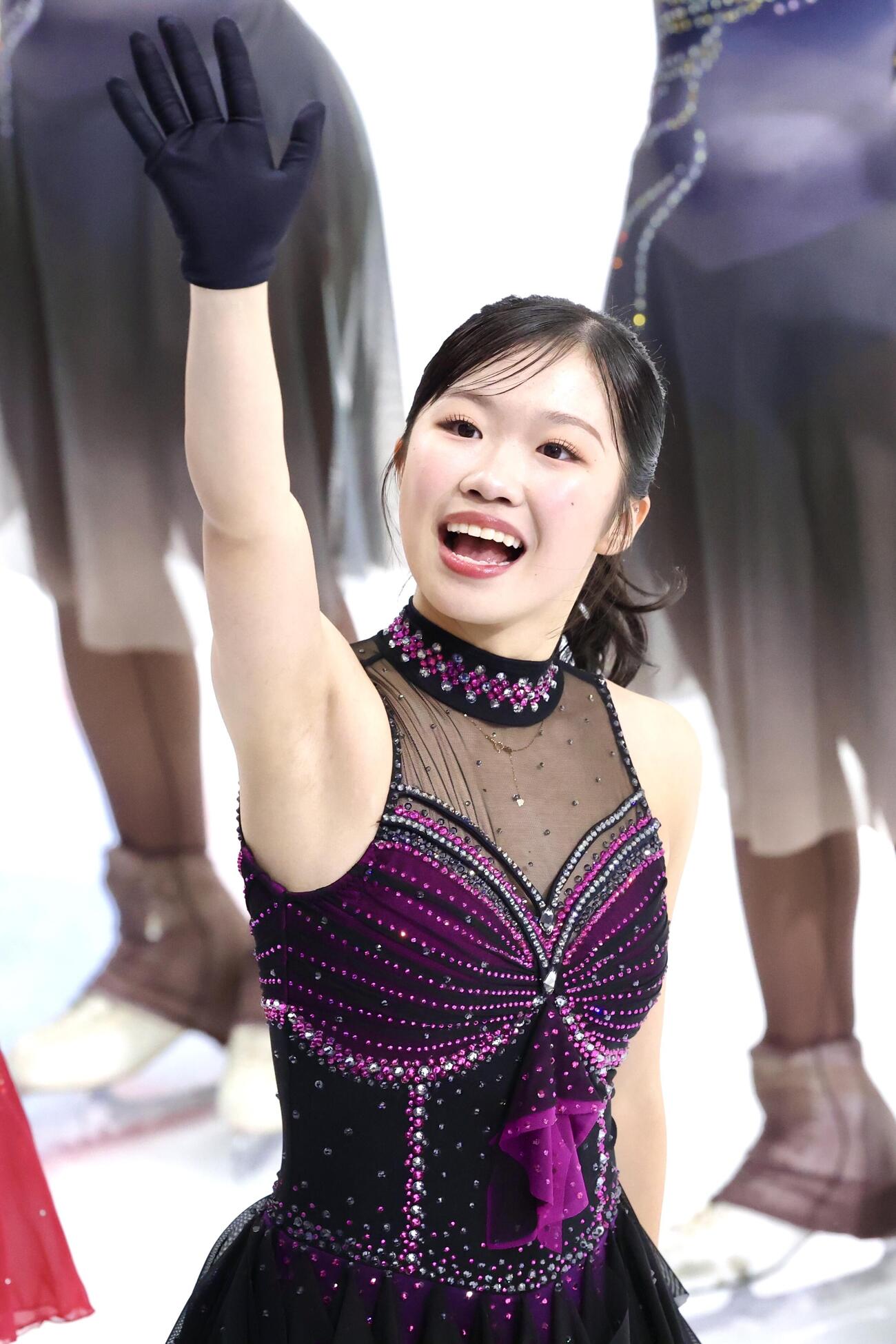 「ドリーム・オン・アイス2026」で笑顔で手を振る中井亜美（撮影・宮地輝）