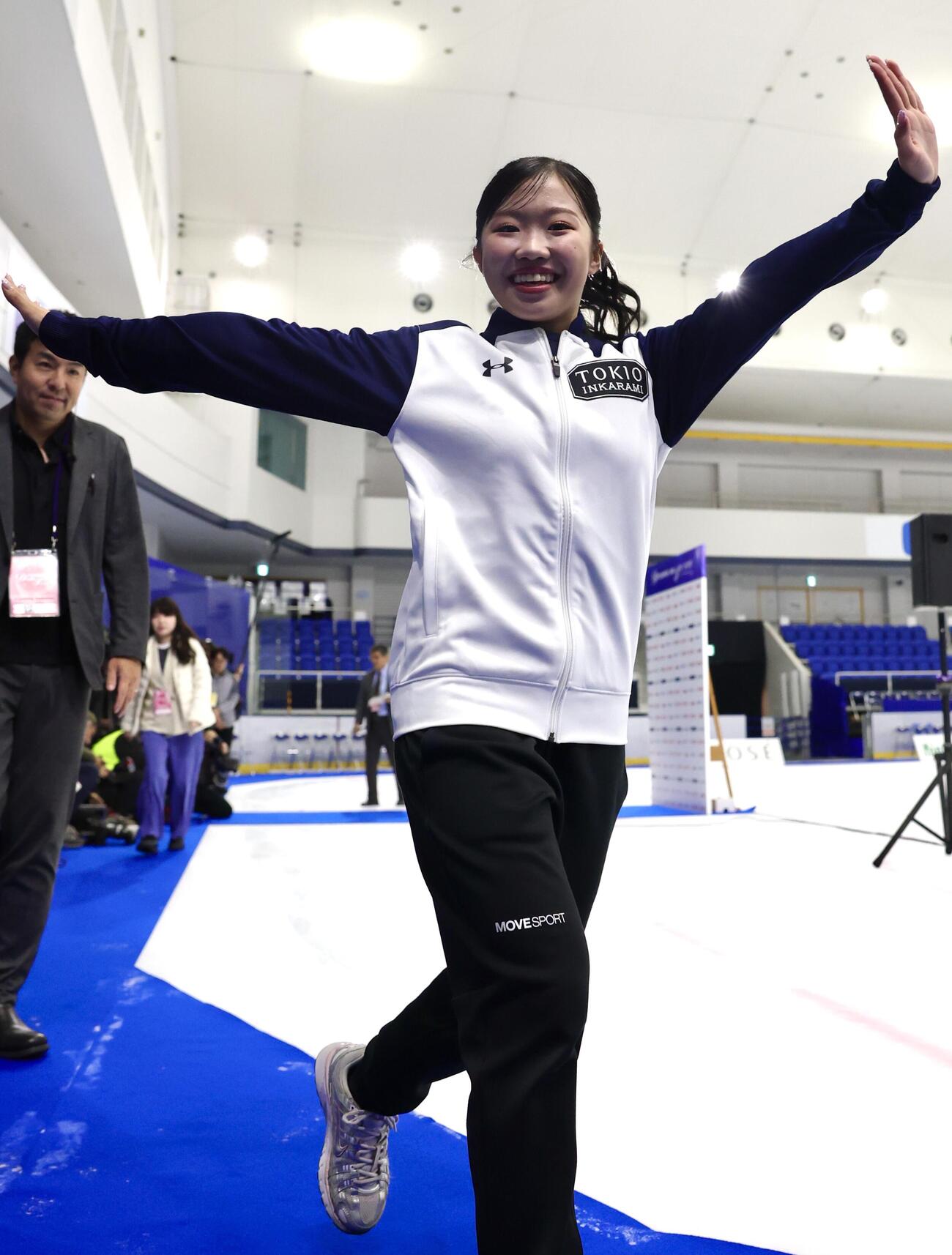 「ドリーム・オン・アイス2026」を終え笑顔で手を振る中井亜美（撮影・宮地輝）