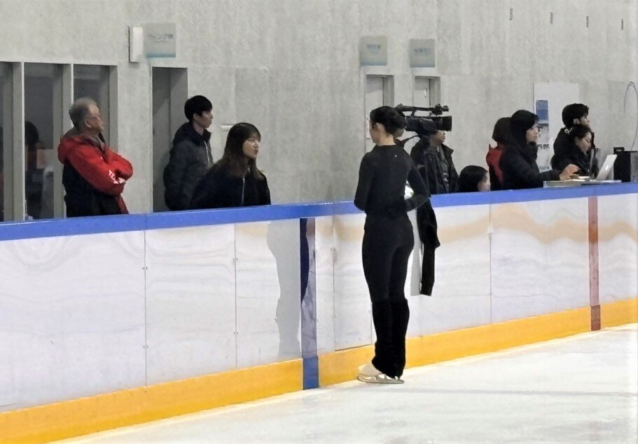 コーチとして三宅咲綺（右）の全日本シニア合宿に同行した坂本花織