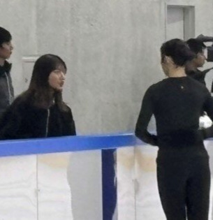 コーチとして三宅咲綺（右）の全日本シニア合宿に同行した坂本花織
