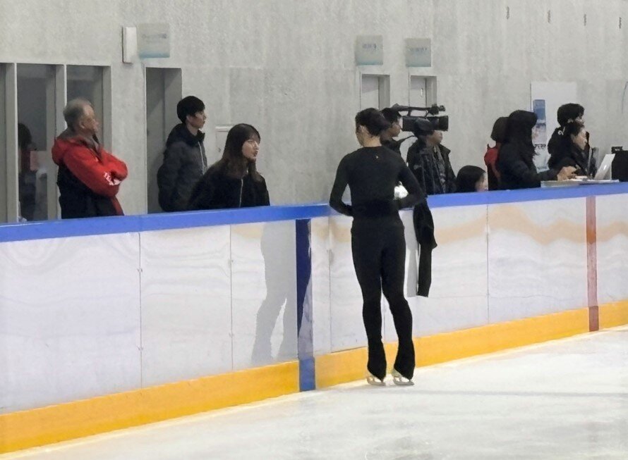コーチとして三宅咲綺（右）の全日本シニア合宿に同行した坂本花織