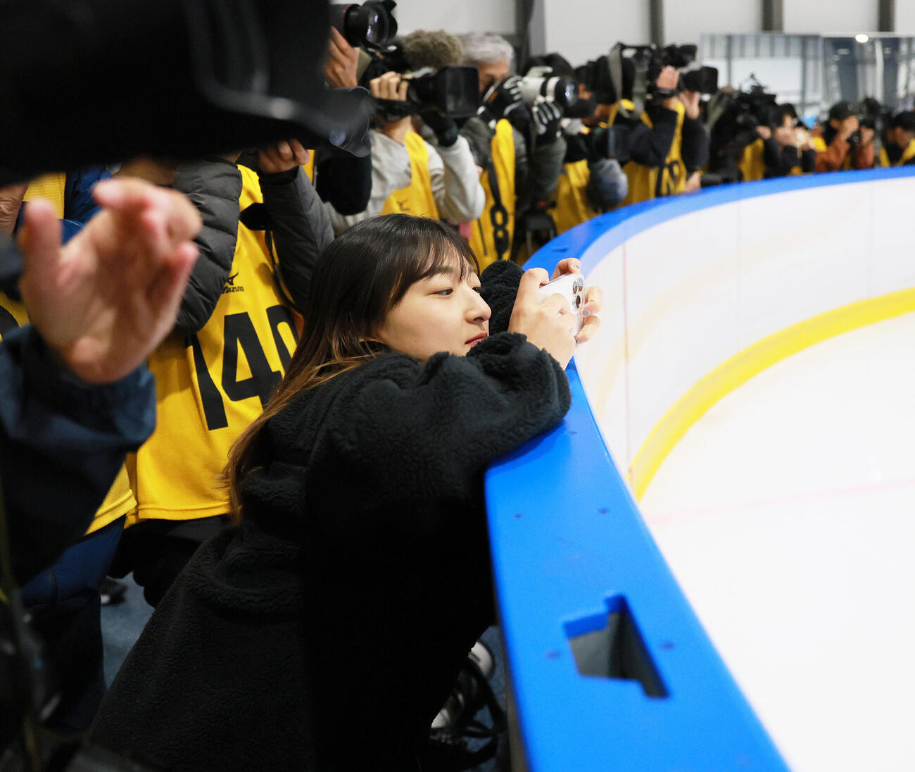 報道陣と一緒に選手を撮影する坂本花織さん（撮影・上山淳一）
