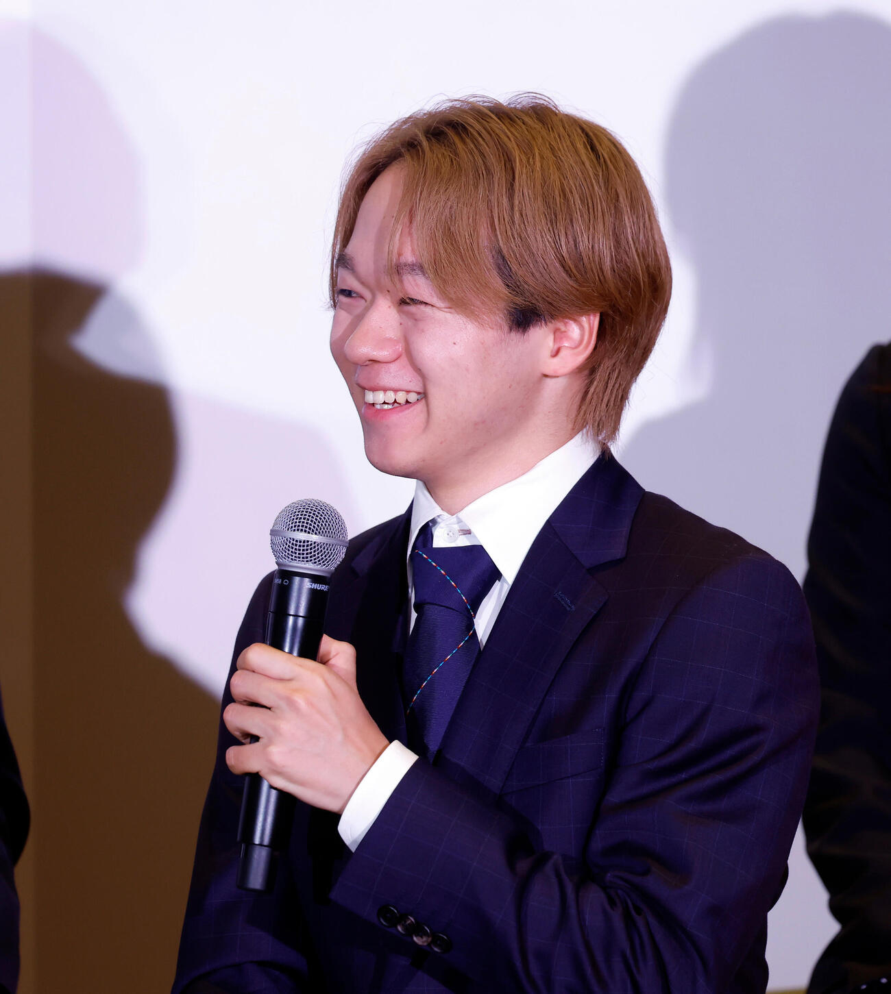 トークセッションで笑顔を見せる鍵山優真（撮影・山本朝陽）