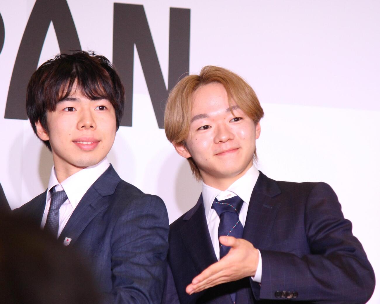 JOCスポーツ賞表彰式に出席したフィギュアスケート男子の佐藤駿（左）と鍵山優真