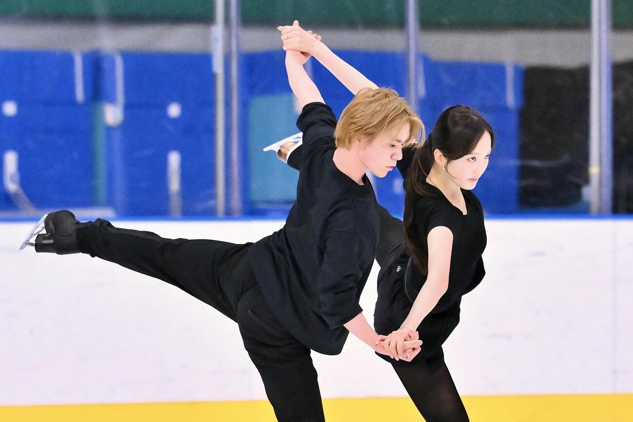 練習を公開した本田真凜（右）、宇野昌磨組（撮影・滝沢徹郎）