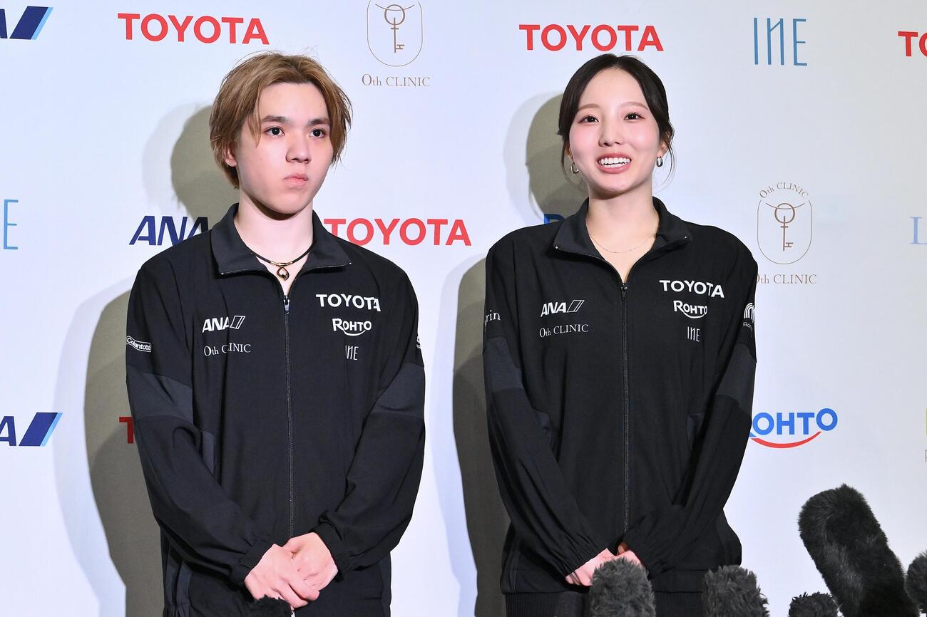 公開練習を終え会見する本田真凜（右）と宇野昌磨（撮影・滝沢徹郎）