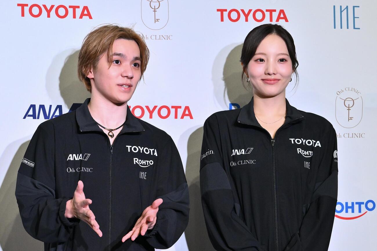 公開練習を終え会見する本田真凜（右）と宇野昌磨（撮影・滝沢徹郎）