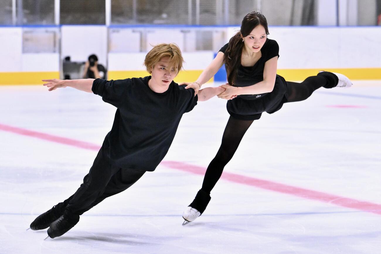 練習を公開した本田真凜（右）、宇野昌磨組（撮影・滝沢徹郎）