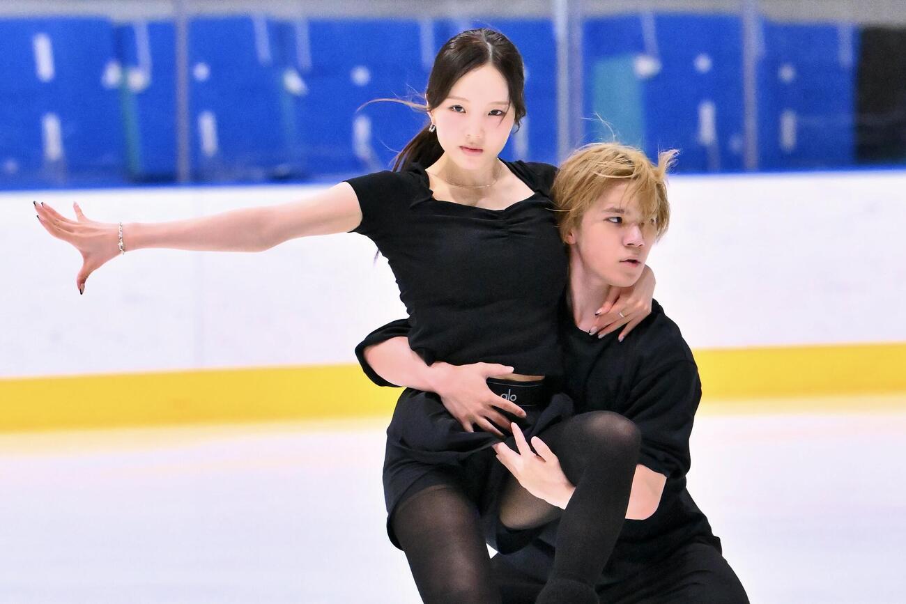 練習を公開した本田真凜（左）、宇野昌磨組（撮影・滝沢徹郎）