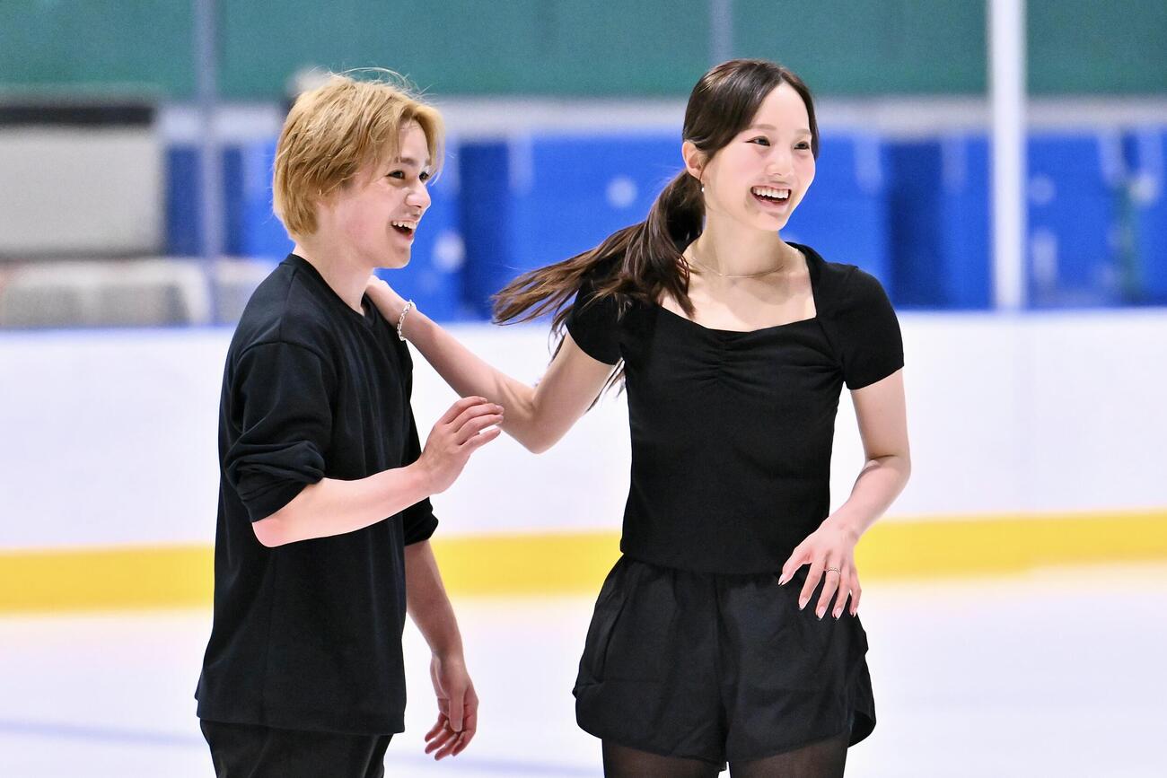 練習を公開した本田真凜（右）、宇野昌磨組（撮影・滝沢徹郎）