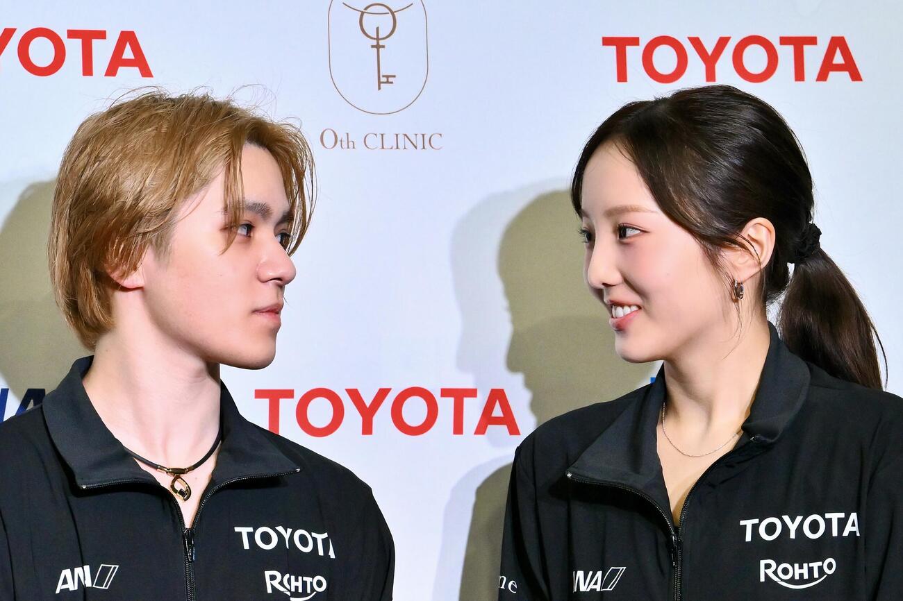 公開練習を終え会見で見つめ合う本田真凜（右）と宇野昌磨（撮影・滝沢徹郎）