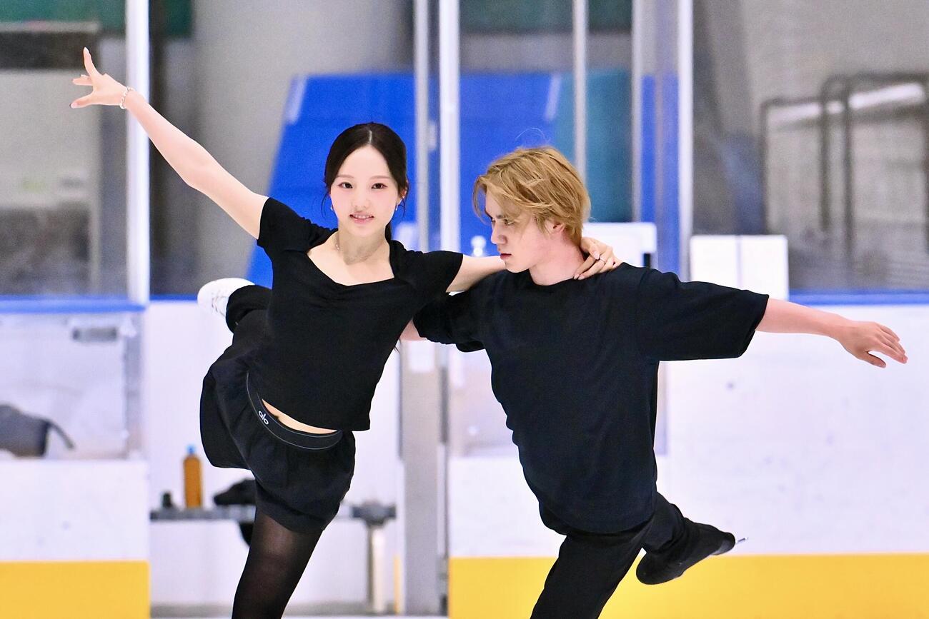 練習を公開した本田真凜（左）、宇野昌磨組（撮影・滝沢徹郎）
