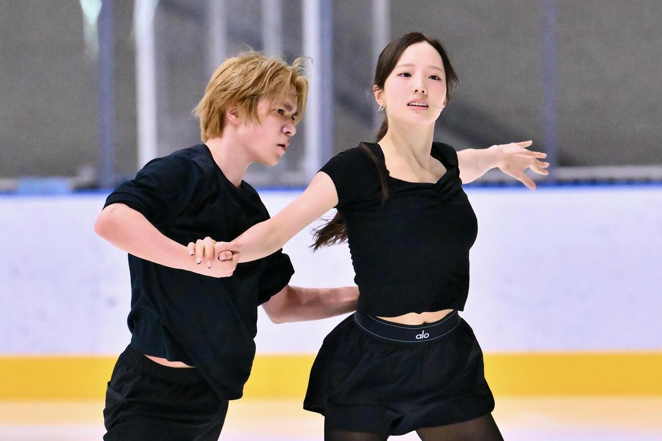 練習を公開した本田真凜（右）、宇野昌磨組（撮影・滝沢徹郎）