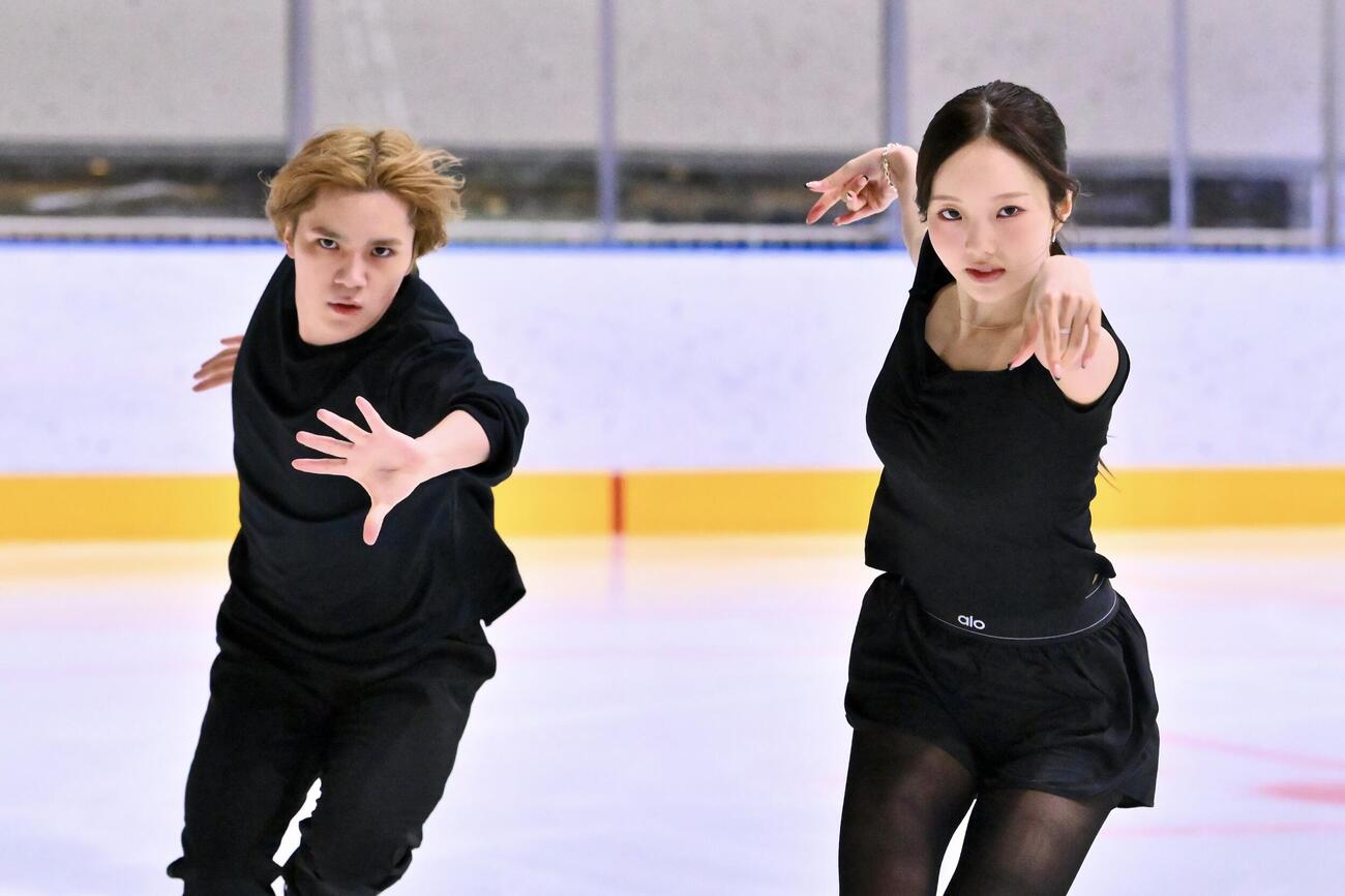 練習を公開した本田真凜（右）、宇野昌磨組（撮影・滝沢徹郎）