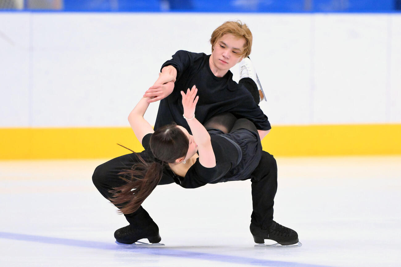 公開練習をする本田真凜（下）、宇野昌磨組（撮影・滝沢徹郎）