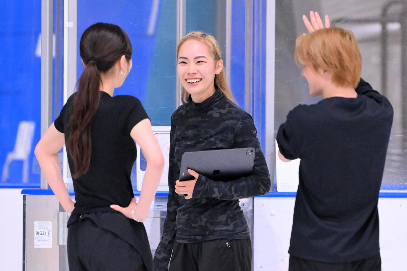 本田真凜（左）、宇野昌磨（右）組の練習を見守った小松原美里（撮影・滝沢徹郎）