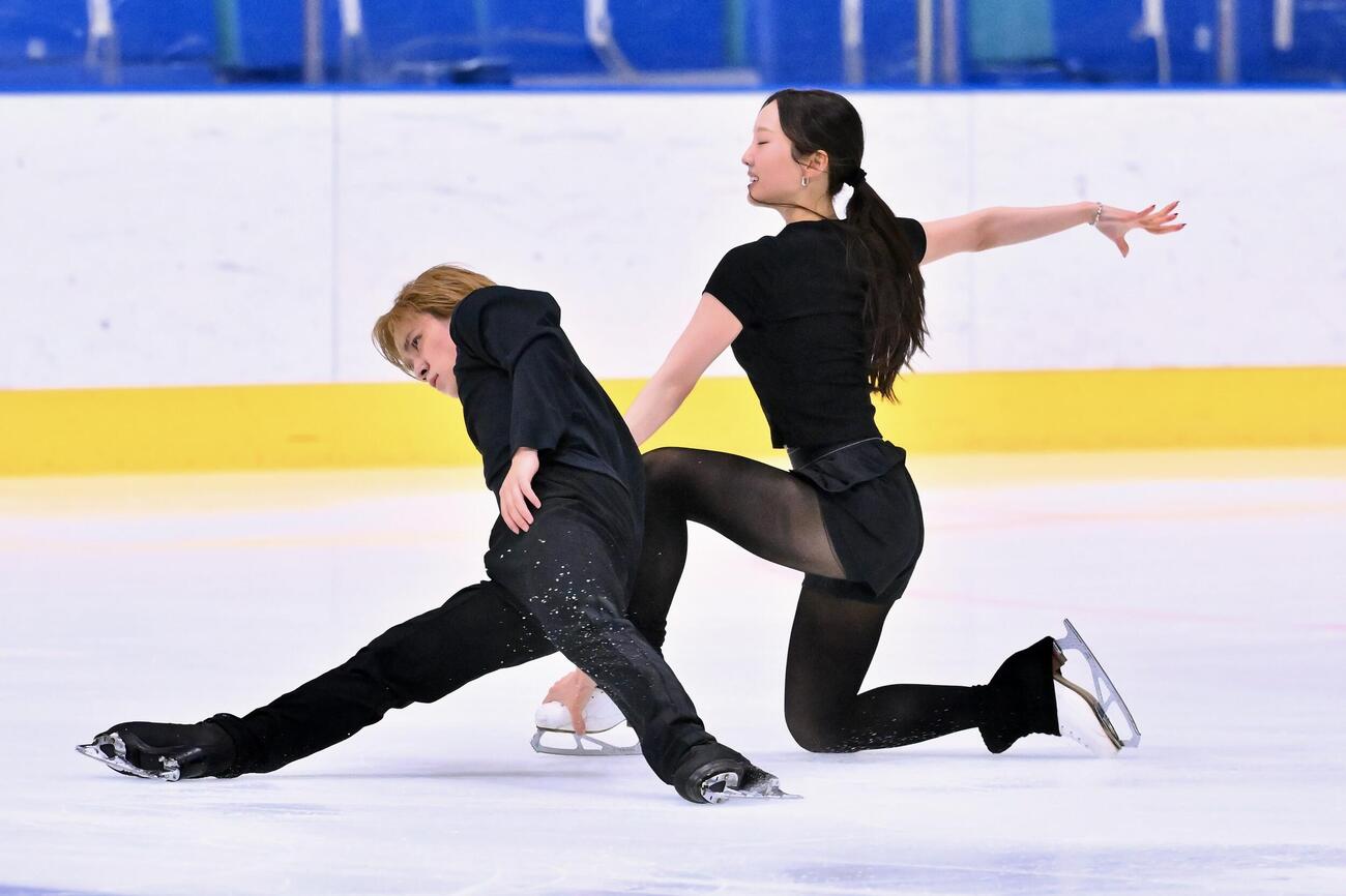 練習を公開した本田真凜（右）、宇野昌磨組（撮影・滝沢徹郎）