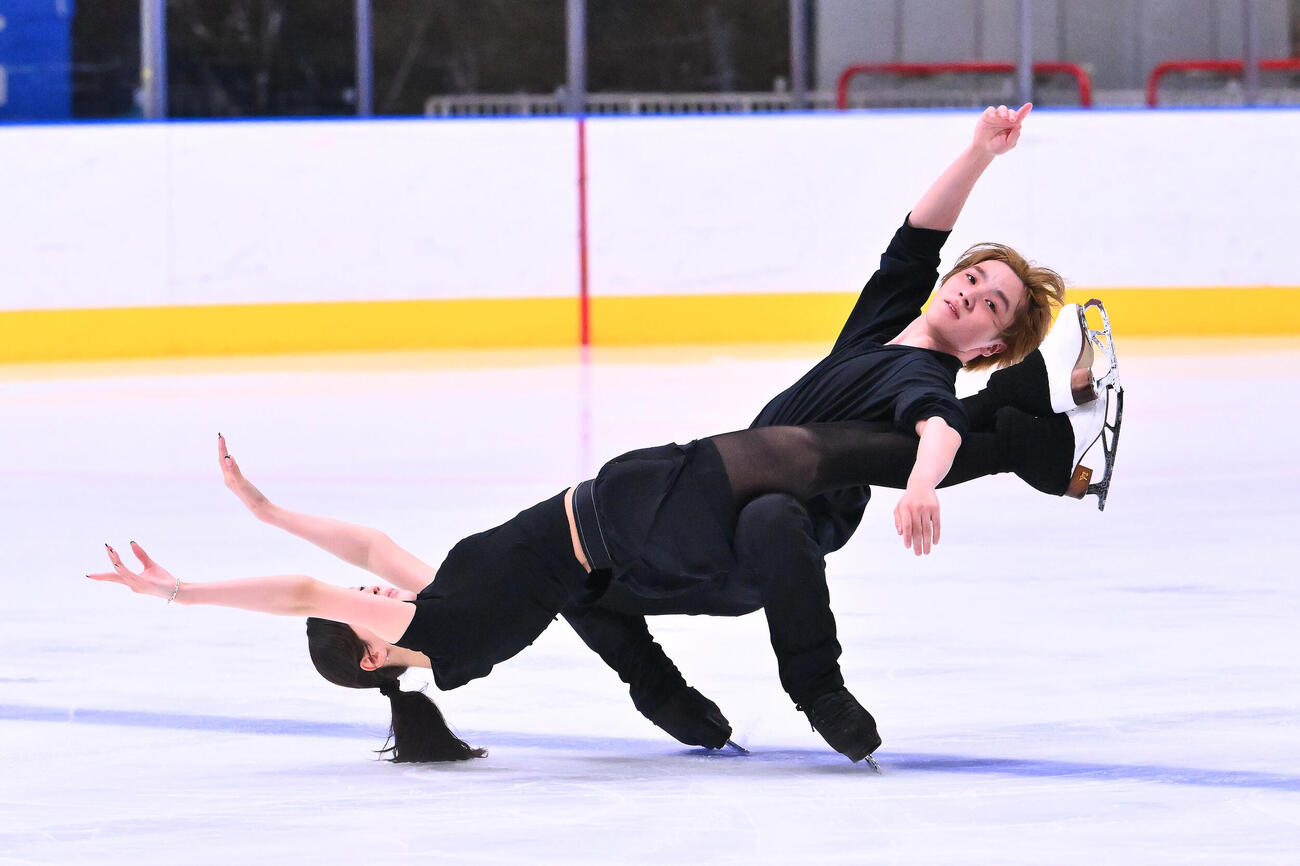 公開練習をする本田真凜（左）、宇野昌磨組（撮影・滝沢徹郎）