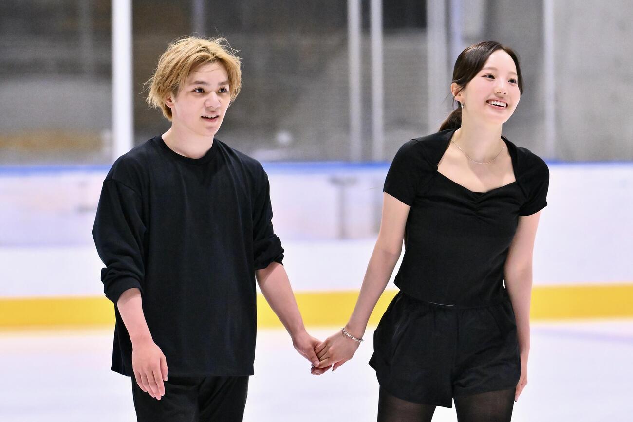 練習を公開した本田真凜（右）、宇野昌磨組（撮影・滝沢徹郎）